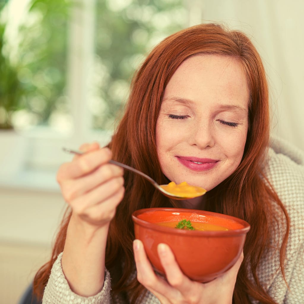Frau genießt Suppe