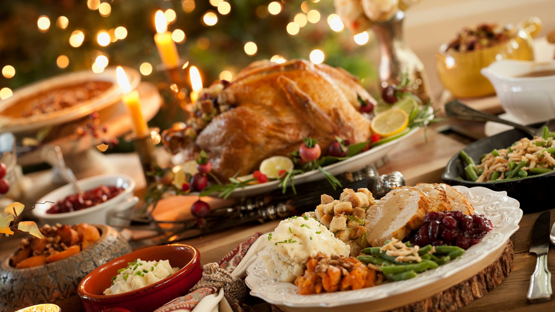 Ein Tisch voller Essen und ein mit einem Adventskalender geschmückter Weihnachtsbaum.